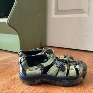 EUC KEEN Camo Boys Watershoes